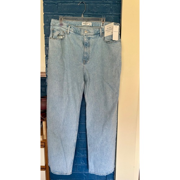 Abercrombie & Fitch NWT The 90s Relaxed Jean High Rise Light Wash Denim Pants - Picture 3 of 6